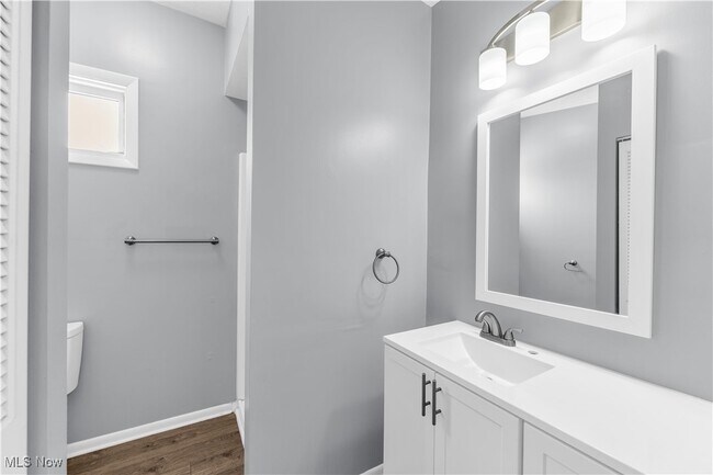 Building Photo - 1041 W 10th St