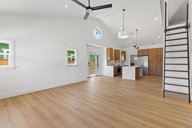 Building Photo - incredible home 3 bedroom, loft