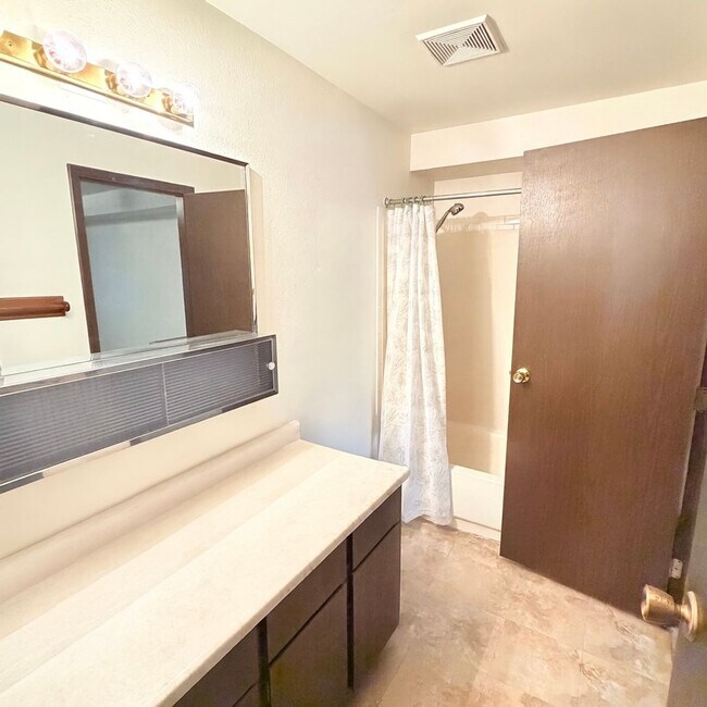 Building Photo - 2121 E Upriver Dr