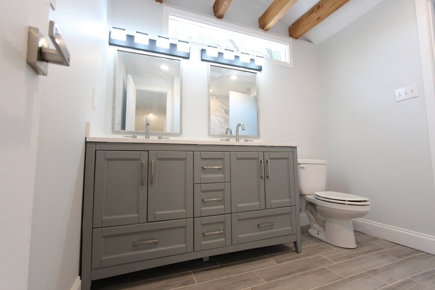 Jack/Jill Bath - 1418 Finley Rd