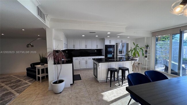 Building Photo - 903 NE 27th Ave