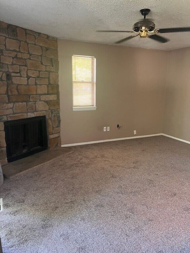 Building Photo - 1 Bedroom / 1 Bathroom Condo! Garage! Wash...