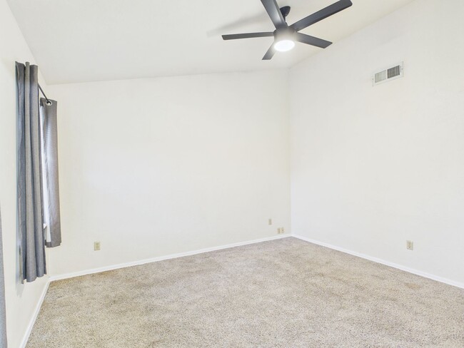 Building Photo - 3904 SW Parkridge Blvd