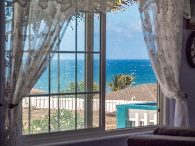Building Photo - Luxury Maui Living in a Spacious Wailuku S...