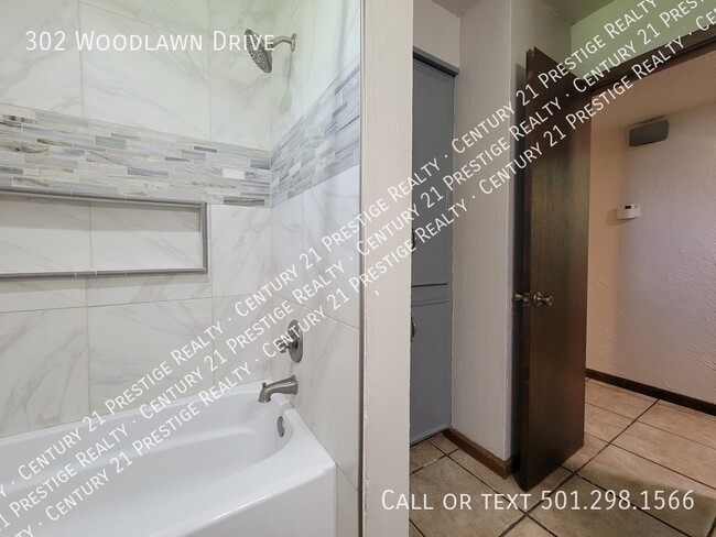 Building Photo - 302 Woodlawn Dr