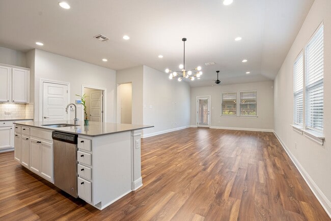 Building Photo - Beautiful 3 bedroom, 2.5 bathroom home in Summerrow Condos!!!