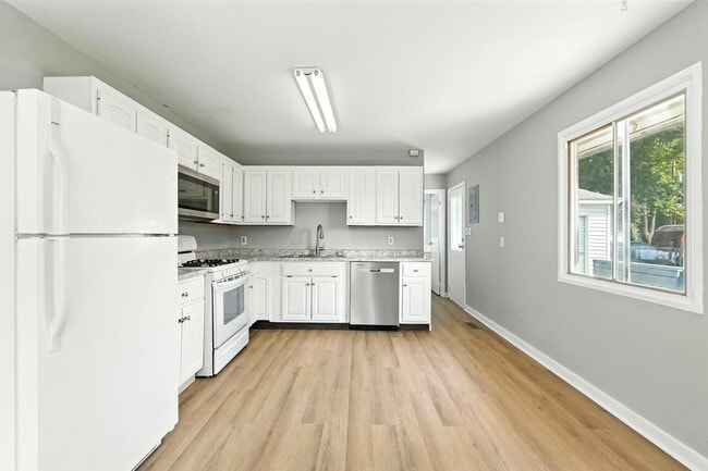Building Photo - 3 bedroom home! **Move in special**
