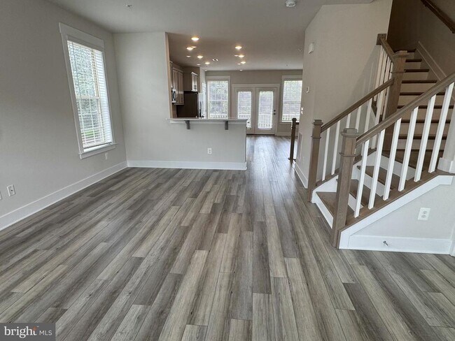 Building Photo - 201 Pomegranate Ln