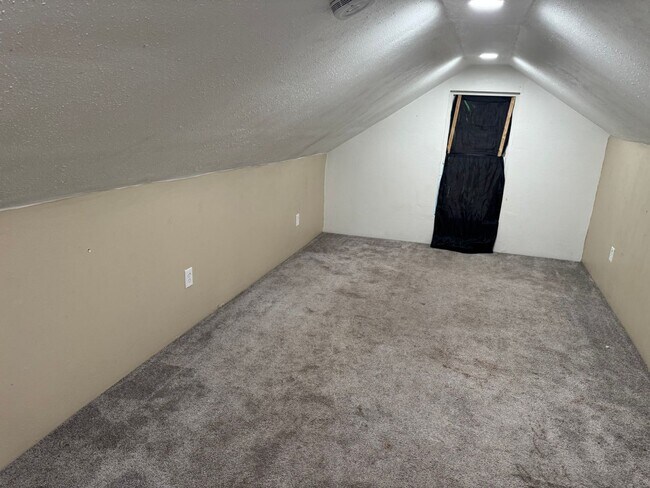 Building Photo - Newly Remodeled 3-4 bedroom Single family home