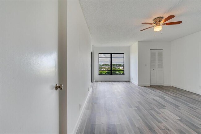 Building Photo - 2200 S Cypress Bend Dr