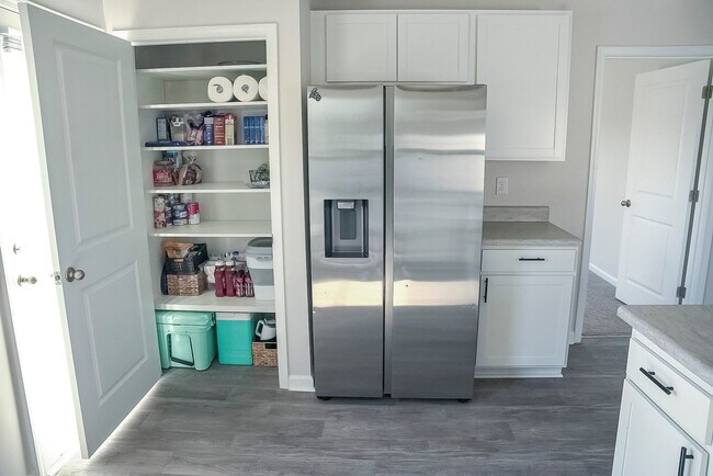 Building Photo - Upgraded 3 Bed, 2 Bath Pet-Friendly Home w...