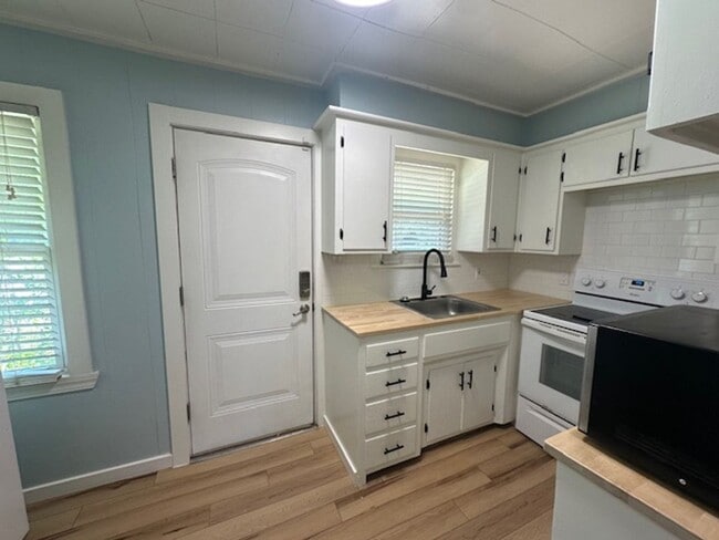 Building Photo - Updated - Wood Floors - 2/1