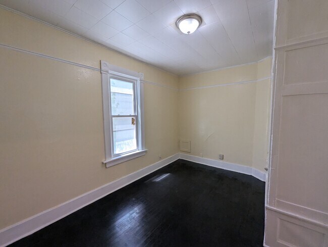 Building Photo - 1304 W Ring St