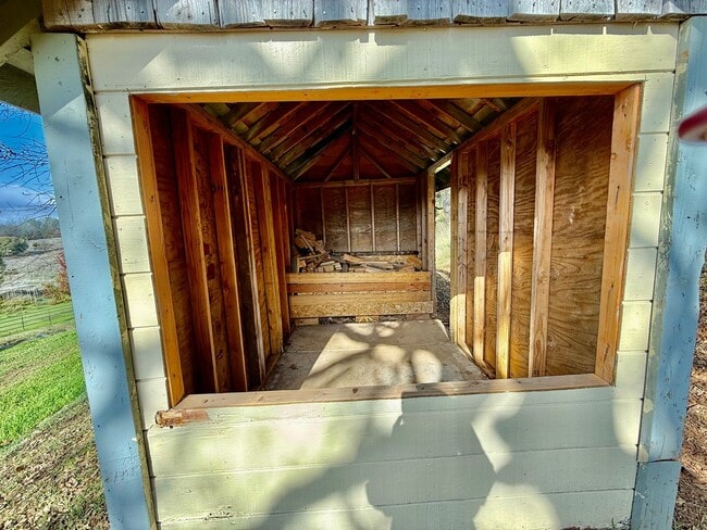 Building Photo - Unique Horse property with 2 units