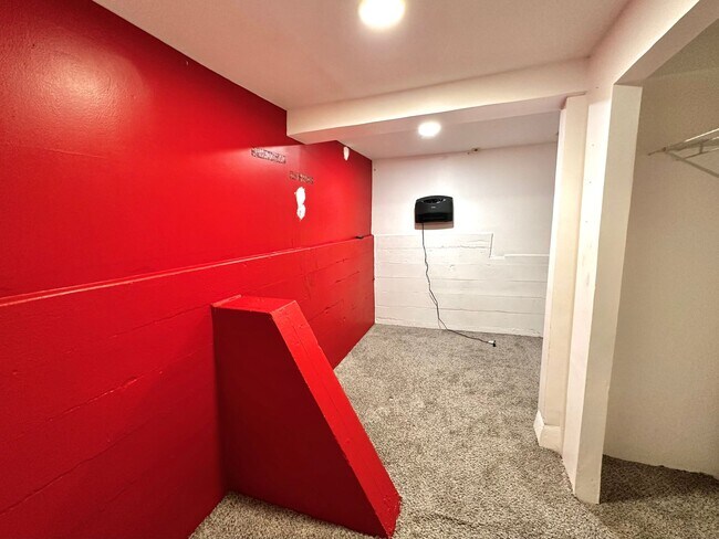 Building Photo - Spacious 1-Bedroom Home with Expansive Living Space