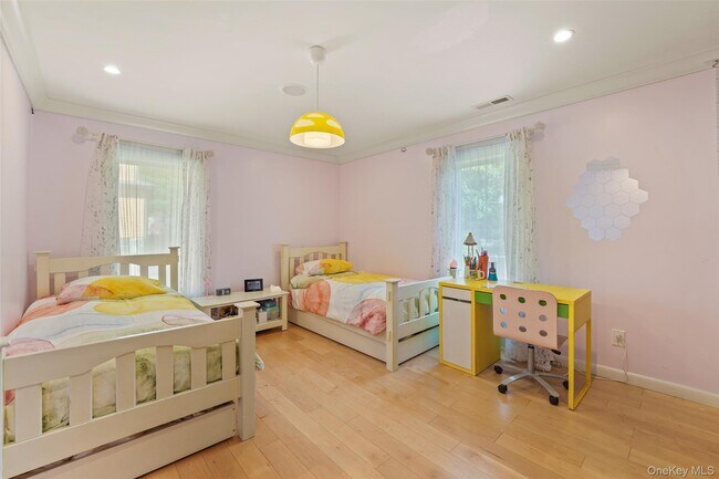 Building Photo - 2 Hudson St