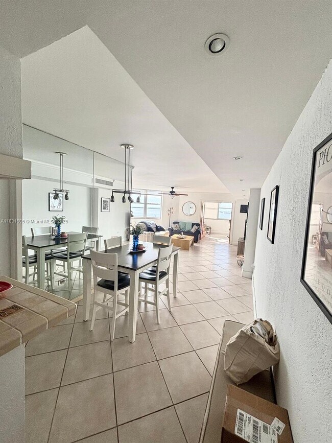 Building Photo - 999 Brickell Bay Dr