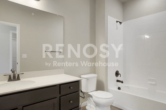 Building Photo - Stunning Newer Townhouse in Castle Pines!