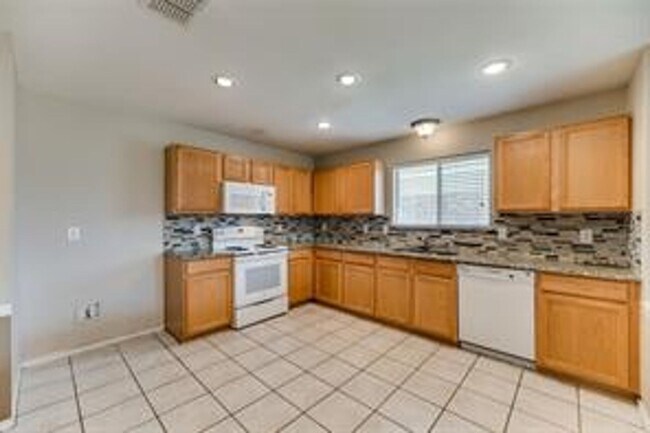 Building Photo - Freshly Updated 3 bedroom spacious beauty!!