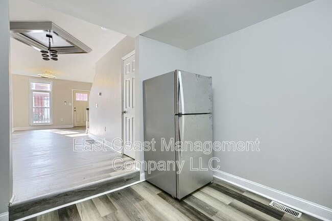 Building Photo - 1527 N Stricker St
