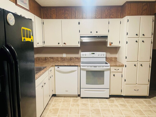 Building Photo - SINGLE FAMILY HOME