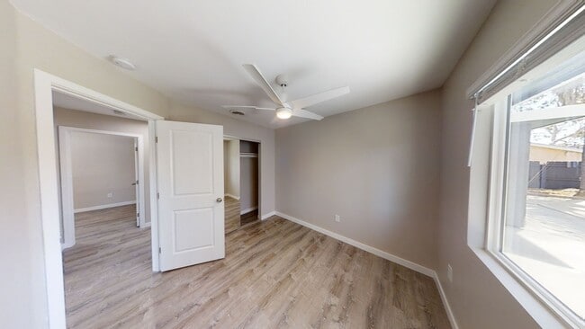 Building Photo - 4Bed/2 Bath on Tipton!