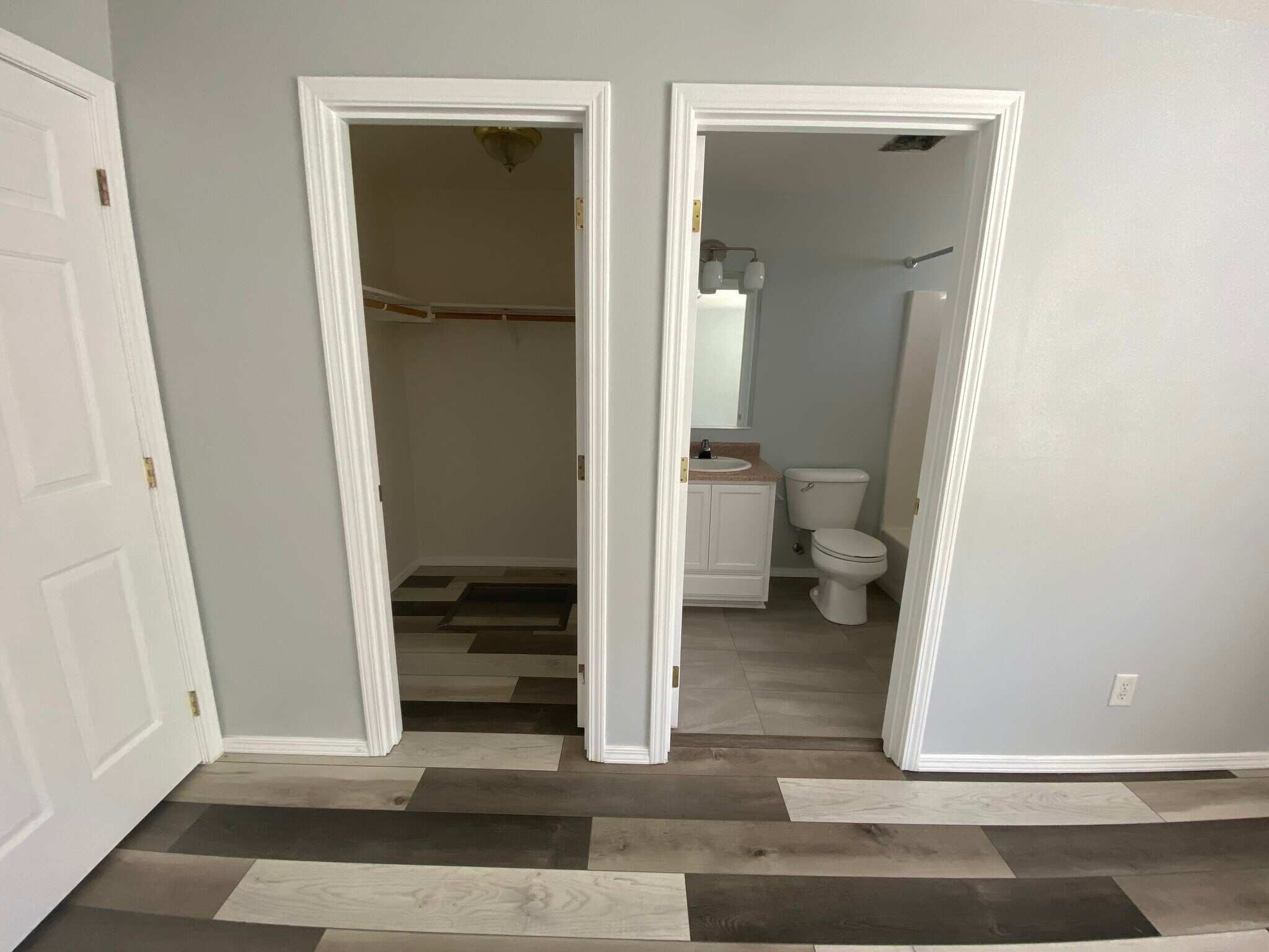 Master walk-in closet, full bath - 1107 Niantic St