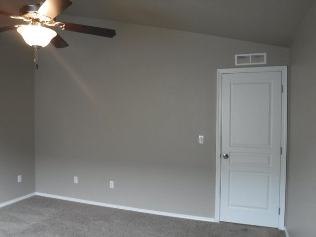 Building Photo - Awesome Caldwell 3 bed, 2 bath cutie!