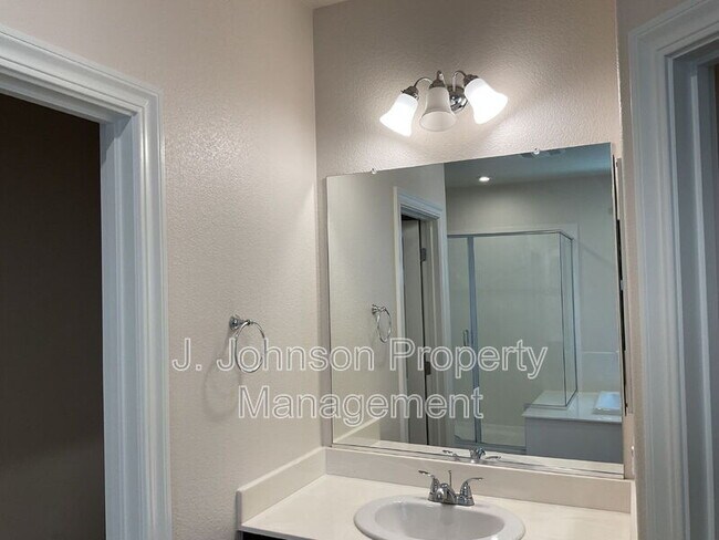 Building Photo - 644 Albany St