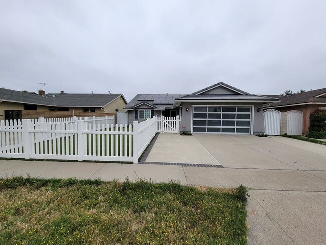 Primary Photo - Rare 4 Bed, 2 Bath House