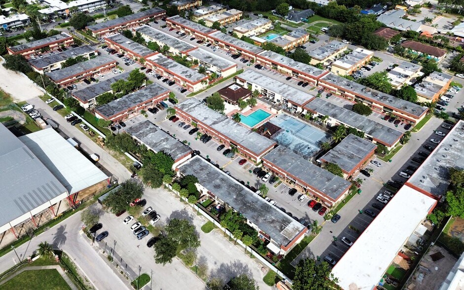 Building Photo - 6500 SW 41st Ct