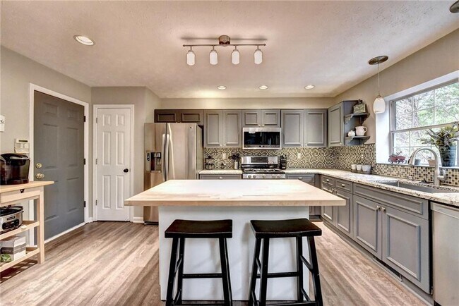 Building Photo - 3680 Oak Park Dr