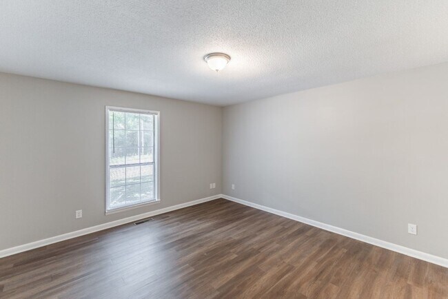 Building Photo - Stylish, Spacious & Updated! Don’t Miss Th...