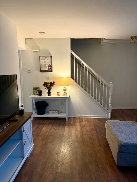 Building Photo - 390 Cherry St