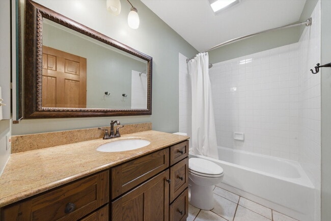 Building Photo - Spacious 4-Bedroom Home with Finished Basement and Modern Upgrades in Grayslake