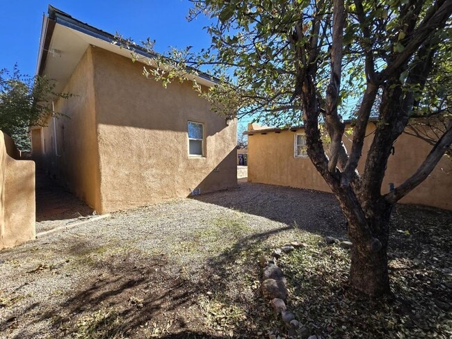 Building Photo - 624 Paulin St