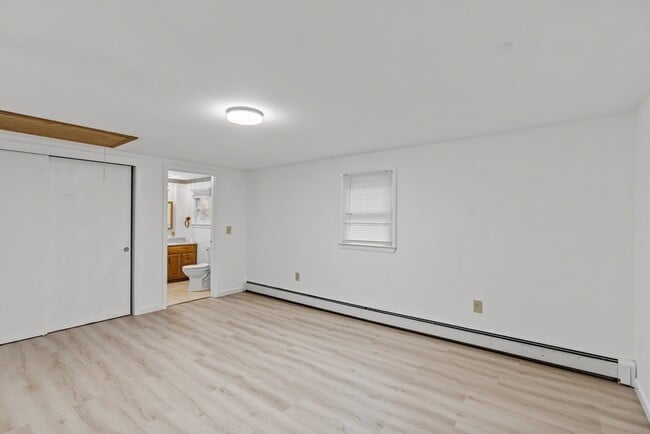 Building Photo - 323 Flagg St