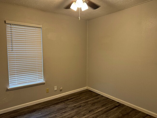 Building Photo - 245 Northview Dr