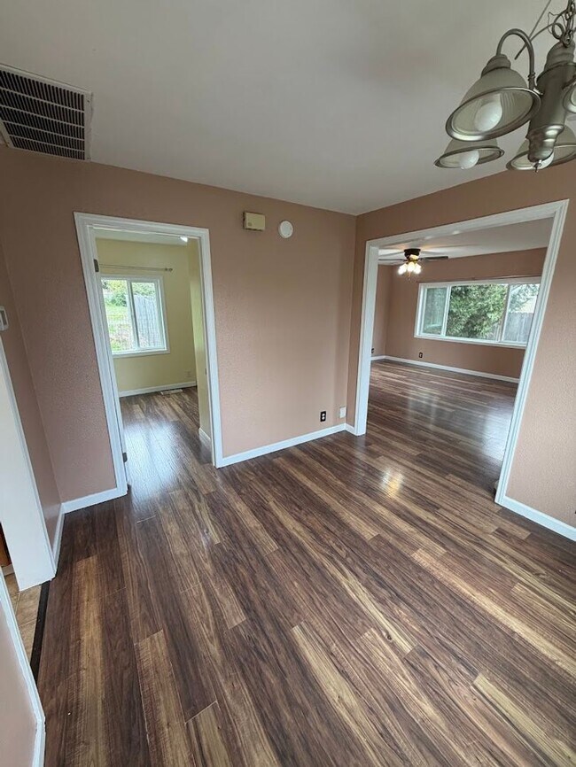 Building Photo - 3831 Duplex Ct SE