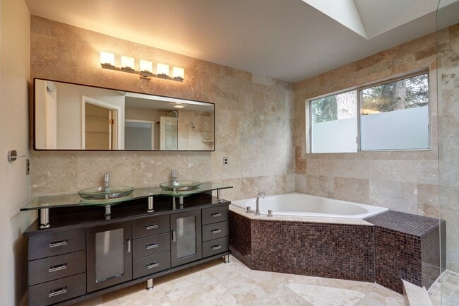 Building Photo - Beautifully Remodeled Home with Gourmet Kitchen & Fenced Yard in Klahanie