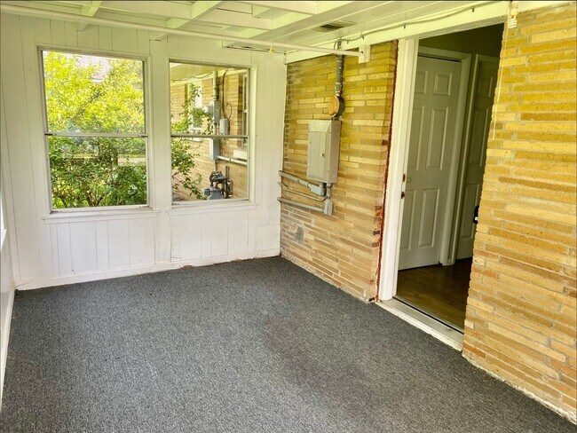 Building Photo - Brick Ranch in Forest Hills