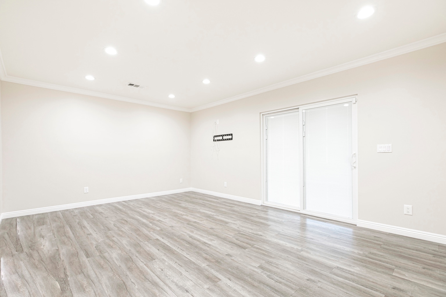 Building Photo - 8215 Saint Clair Ave