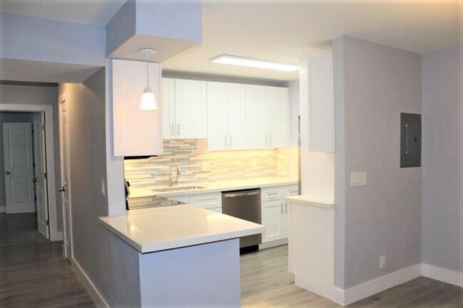 Building Photo - 9840 Pineapple Tree Dr