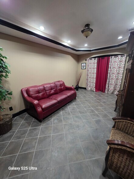 Entrance room/living room - 1410 Lamont Cir