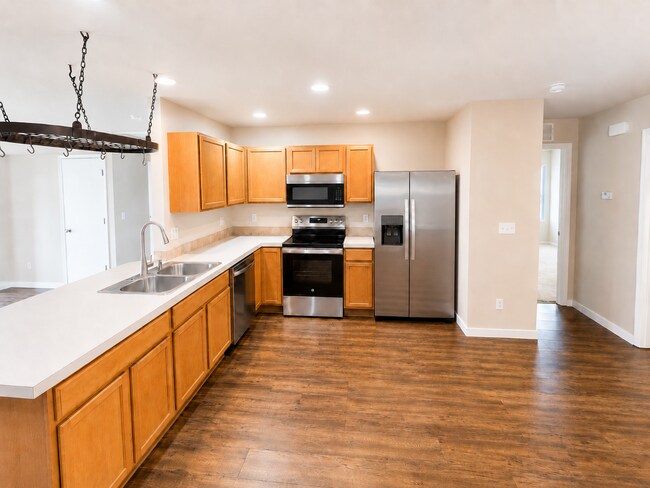Building Photo - Easy-Living 3 Bed, 2 Bath Home with Double Garage, Pool Access & Private Courtyard