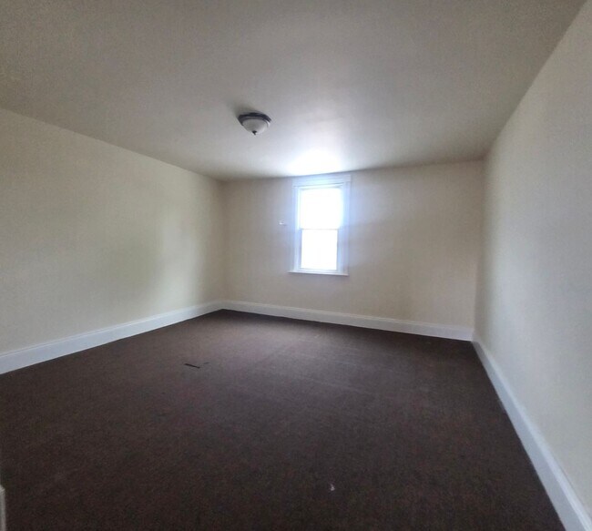 Building Photo - 5 Bedroom House For Rent