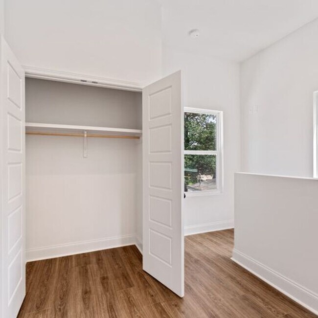 Building Photo - 1 Bed 1.5 Bath Condo Near Campus!