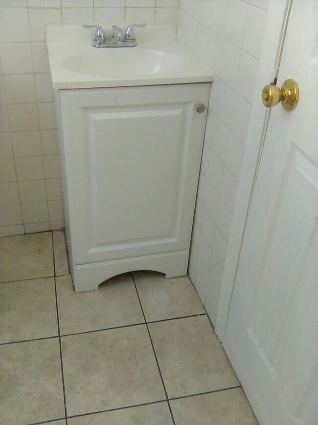 Building Photo - 594 Roosevelt Ave