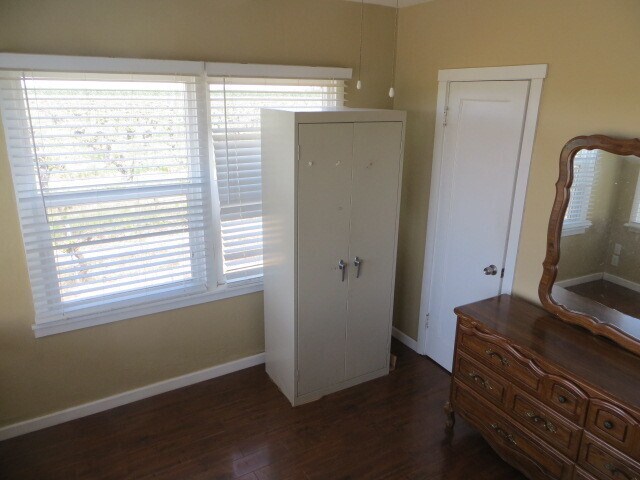 Building Photo - Country Home, 4BR+ Den/2BA, Blt 1960’s - L...