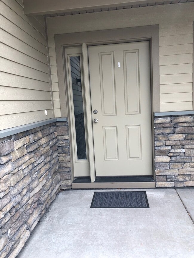 Building Photo - 3 Bedroom, 2 1/2 Bathroom Townhouse -2 weeks free rent with 1-year lease-